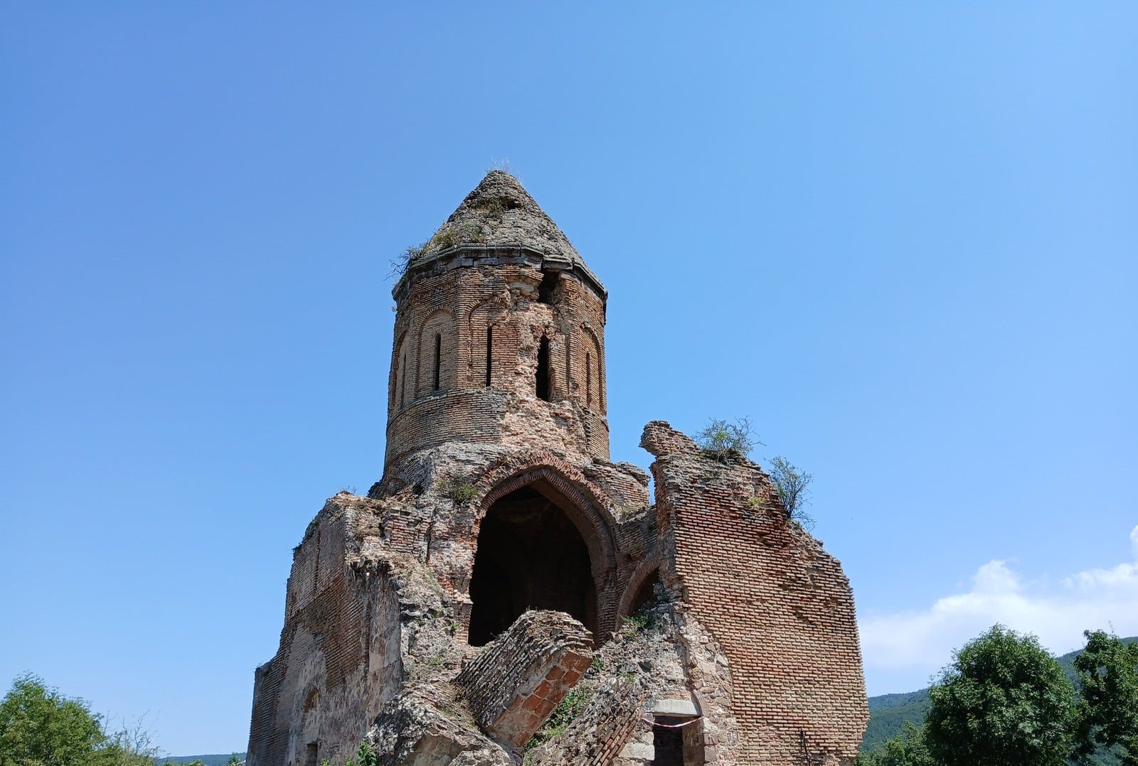 L’église arménienne Sourp Yerortutyun (Sainte Trinité) de Kirants et le monastère de Srvegh dans la région de Tavush sont en cours de restauration
