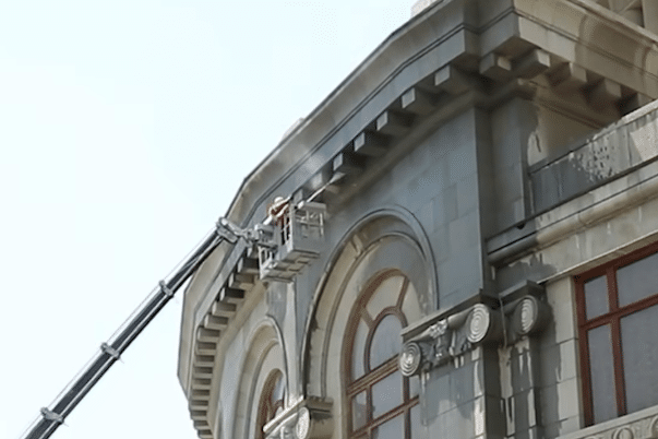 Le bâtiment du Théâtre d&rsquo;Opéra et de Ballet Alexandre Spendiarian, situé au cœur de Yerevan, est entièrement lavé pour la première fois depuis 30 ans