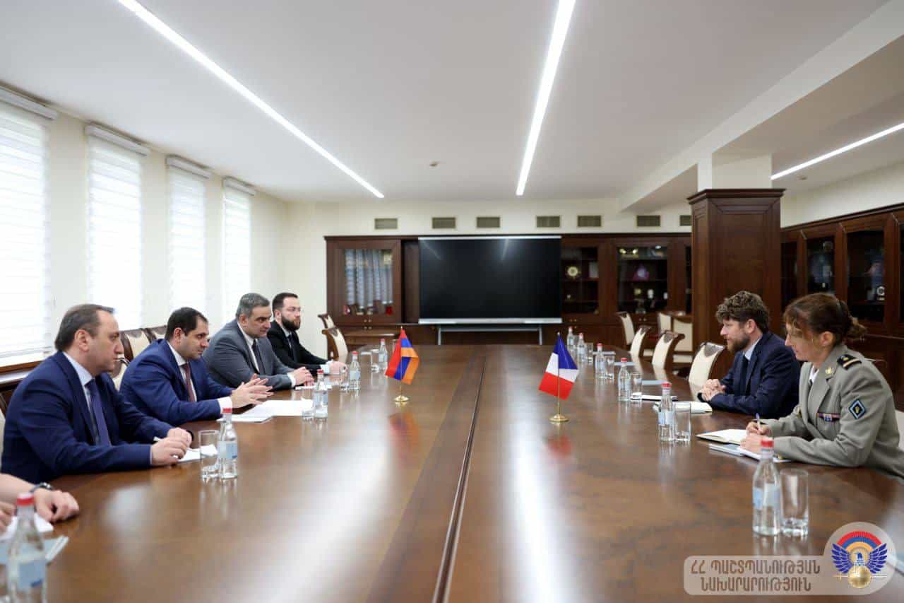 Des questions liées à la coopération franco-arménienne et arméno-indienne dans le secteur de la défense ont été abordées