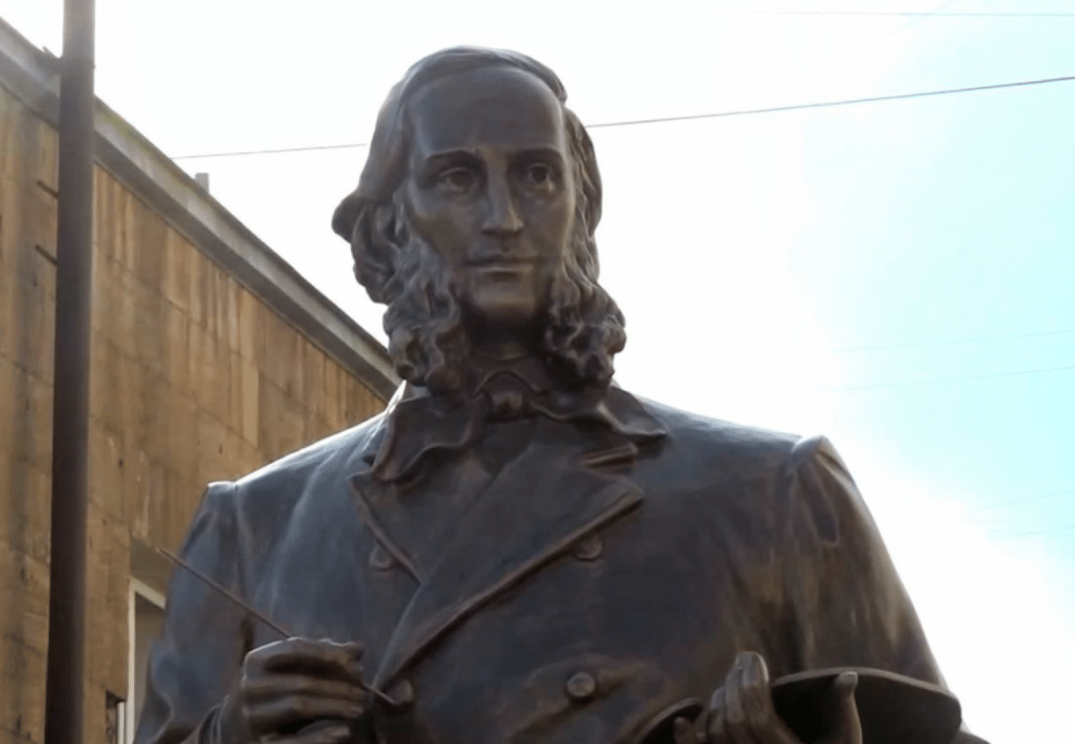 L&rsquo;Azerbaïdjan a détruit le monument dédié au peintre arménien Aïvazovski à Stepanakert capitale de l’Artsakh occupé