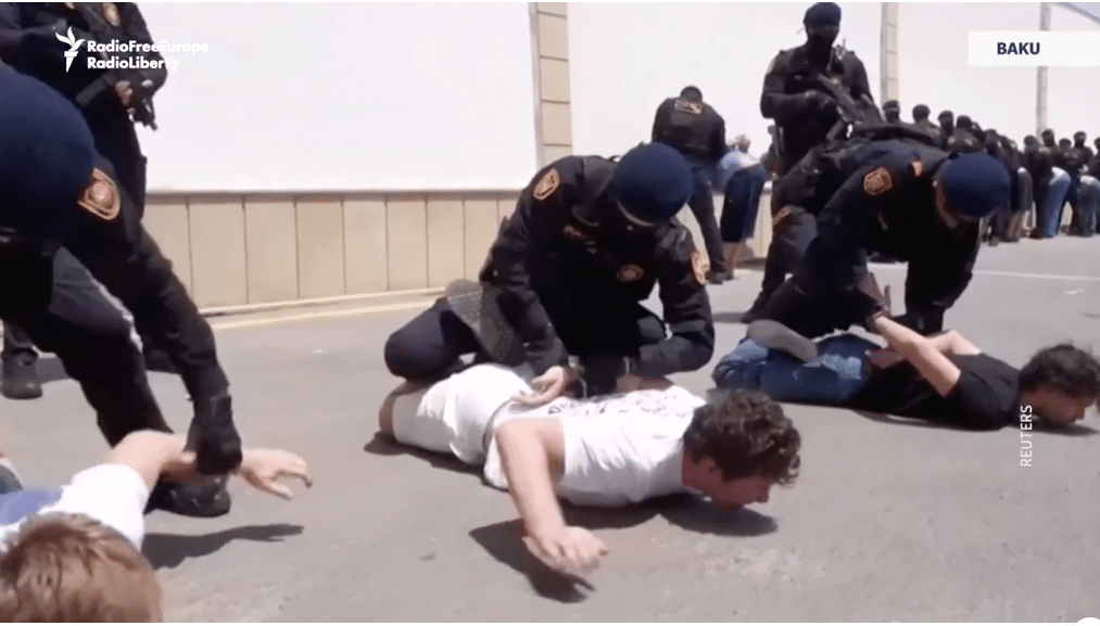 La mort d&rsquo;Azerbaïdjanais après une descente de police russe alimente la crise diplomatique avec Bakou