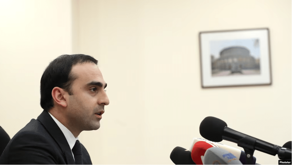 Le père du maire d’Erevan condamné pour diffamation : Armen Avinyan devra verser 250 000 drams à un élu de l’opposition
