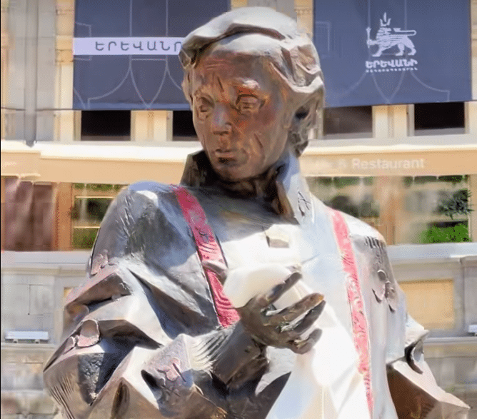 Inauguration de la statue de Charles Aznavour à Erevan