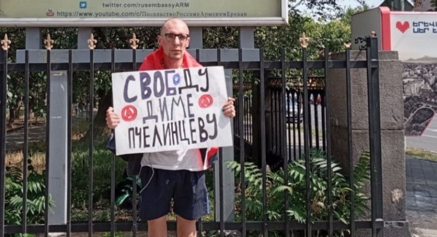 Un Russe réfugié en Arménie participe à un piquet de protestation à Erevan pour demander la libération d&rsquo;un compatriote emprisonné en Russie