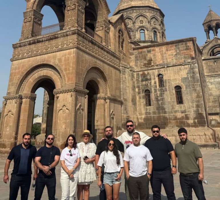 Le géorgien Lasha Talakhadze triple champion olympique d’haltérophilie dans les poids lours a visité le Saint-Siège d’Etchmiadzine avec Varazdat Lalayan et Gor Minasyan et a participé au concert de Jennifer Lopez à Yerevan