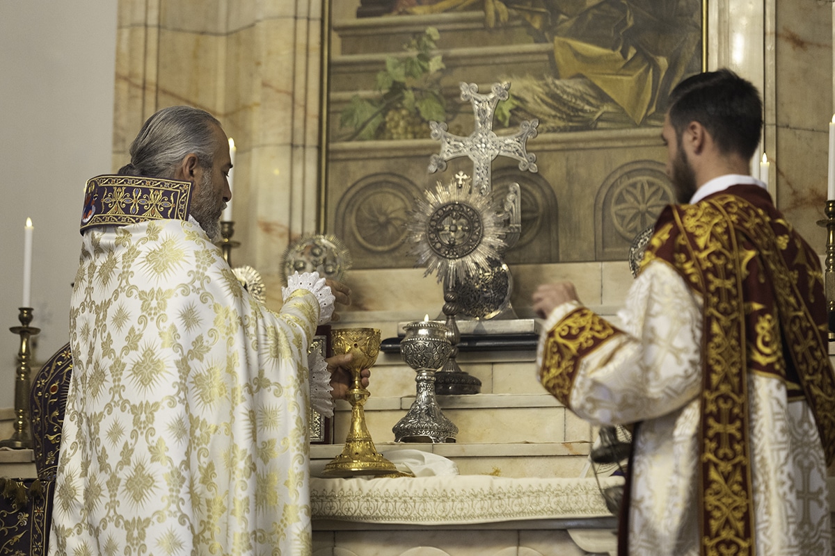À Etchmiadzine, l’Église arménienne célèbre l’Assomption de la Vierge Marie et bénit les grappes de raisin
