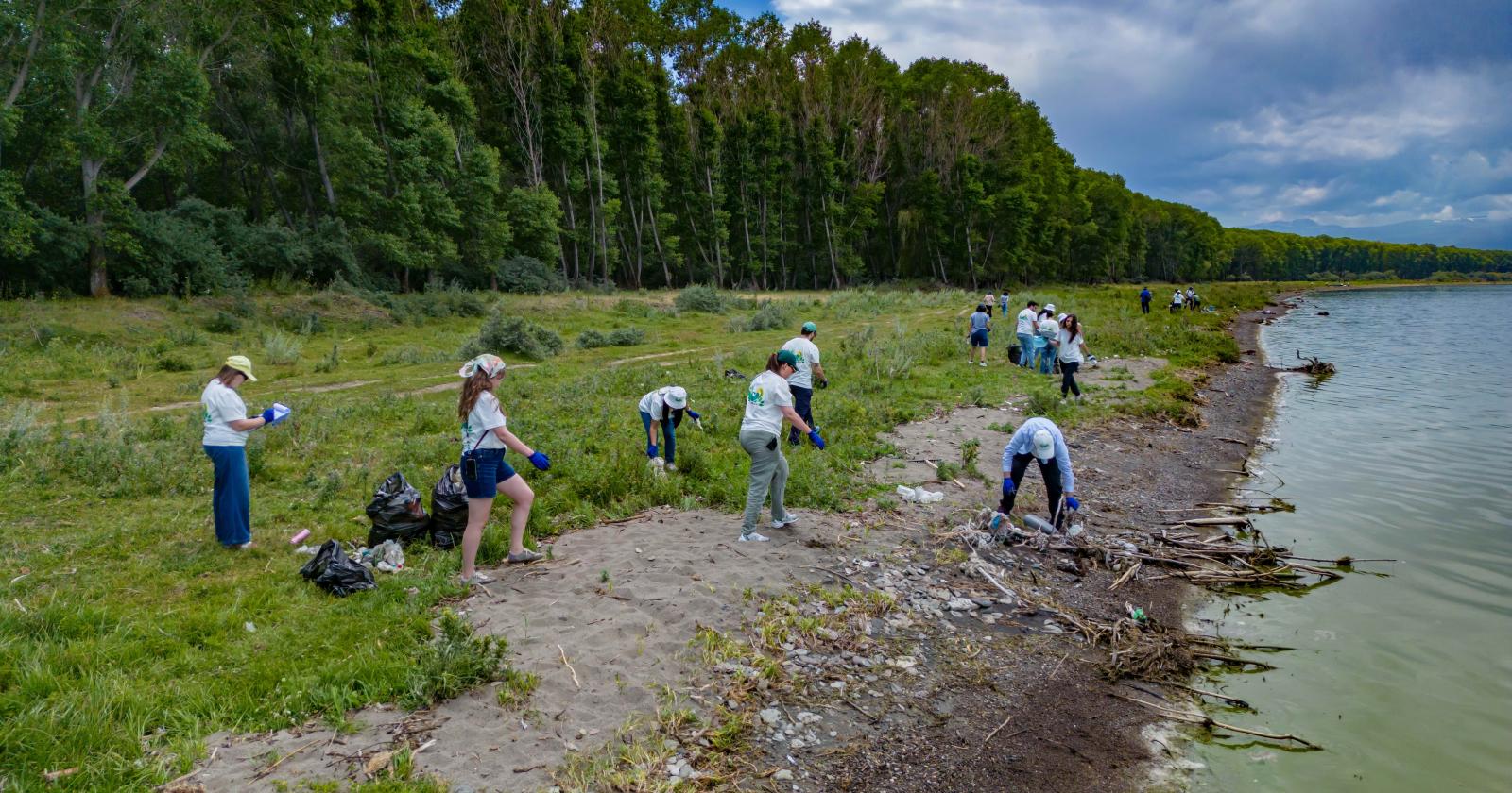 2 kilomètres des bords du lac Sevan nettoyés du plastique et autres déchets