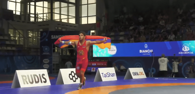 Gaspar Terteryan (Arménie) est champion du monde de lutte gréco-romaine des moins de 20 ans, Yourik Mkhitaryan vice-champion du monde