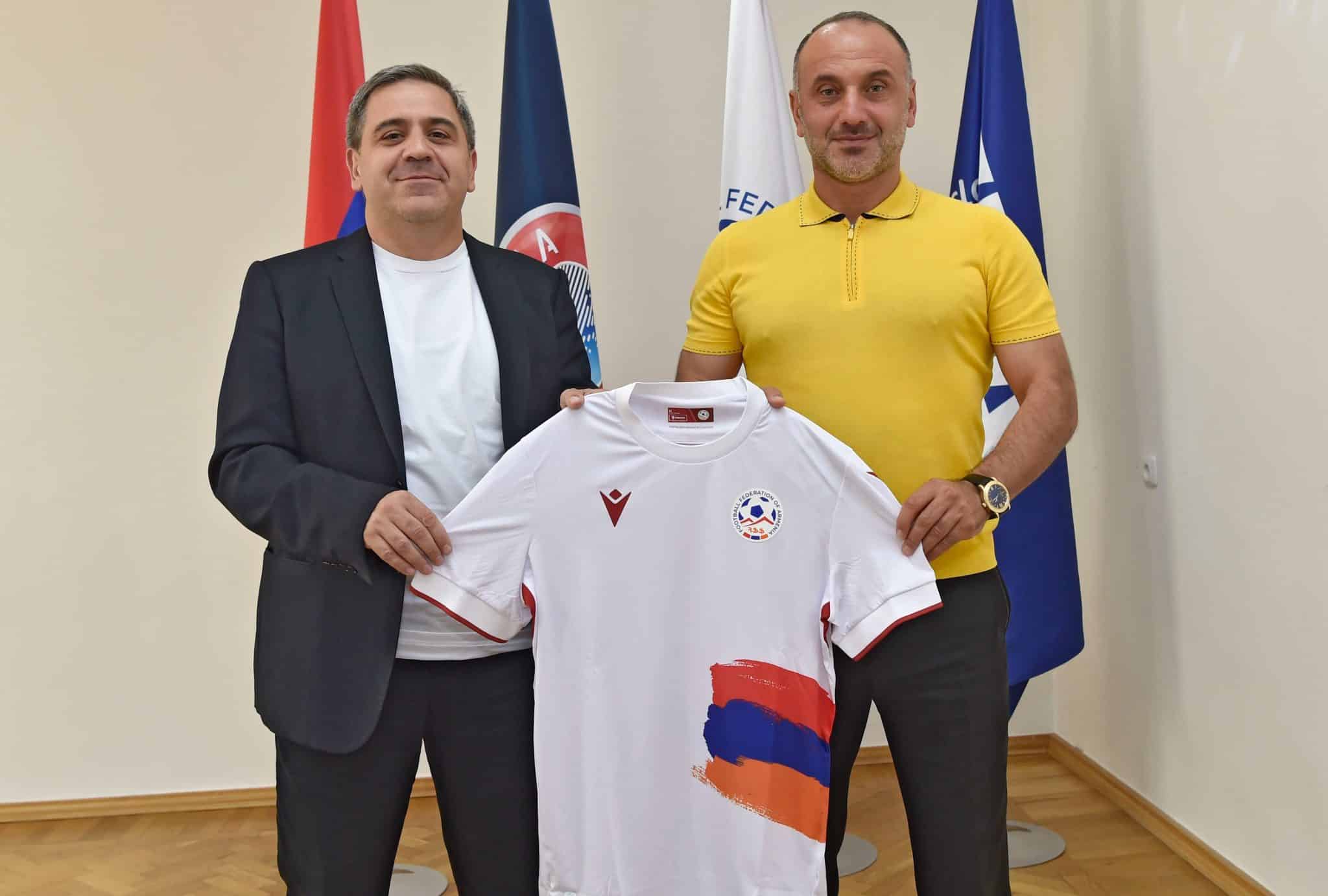Yeghishé Melikyan nommé sélectionneur de l&rsquo;équipe nationale d’Arménie de football, il remplace le néerlandais John van’t Skhip limogé