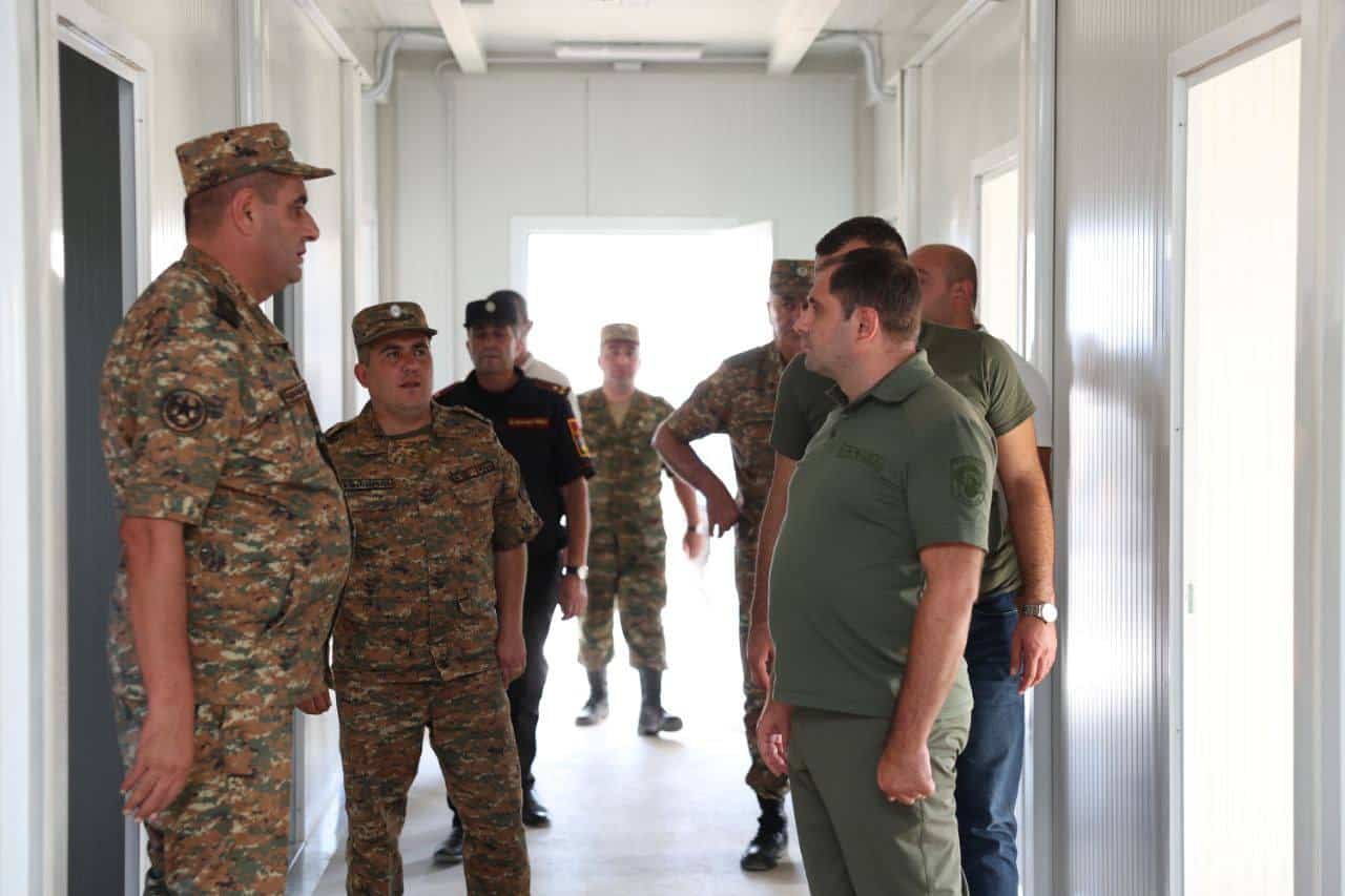Le ministre arménien de la Défense Suren Papikyan a pris connaissance du processus de construction d&rsquo;unités militaires modulaires