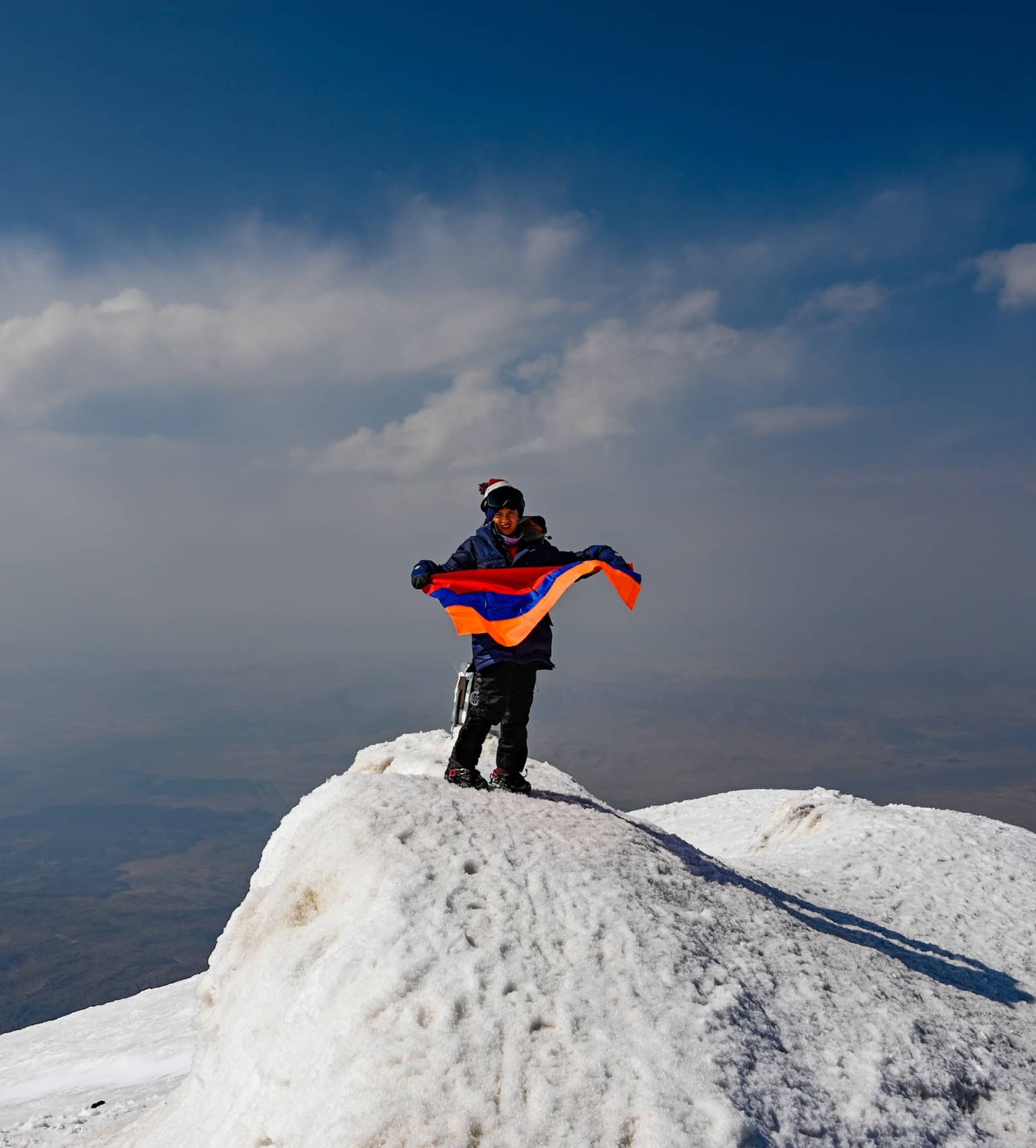 Vardan, un jeune Arménien de 9 ans gravit le sommet de l&rsquo;Ararat