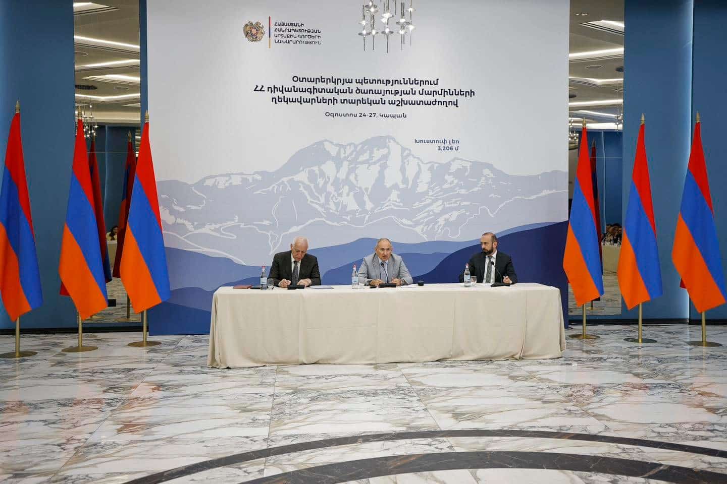 Nikol Pachinian a abordé les priorités du pays en matière de relations internationales lors de l&rsquo;atelier des chefs de missions diplomatiques de la République d&rsquo;Arménie réunis à Kapan (Syunik)