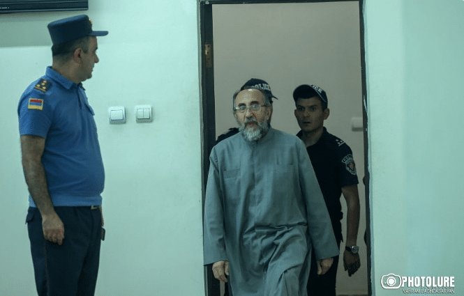 La justice prolonge la détention de l’archevêque Mikayel Adjapahian, qui dénonce un « pouvoir bouffon »