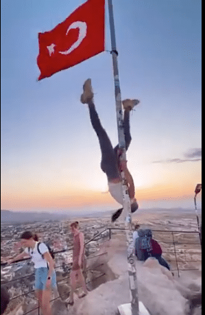 Turquie: une touriste rattrapée par la justice après une démonstration de  pole dance