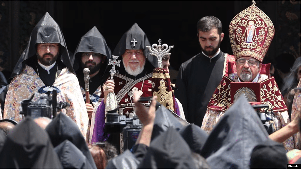 Pashinian « toujours déterminé » à destituer le chef de l&rsquo;Église arménienne