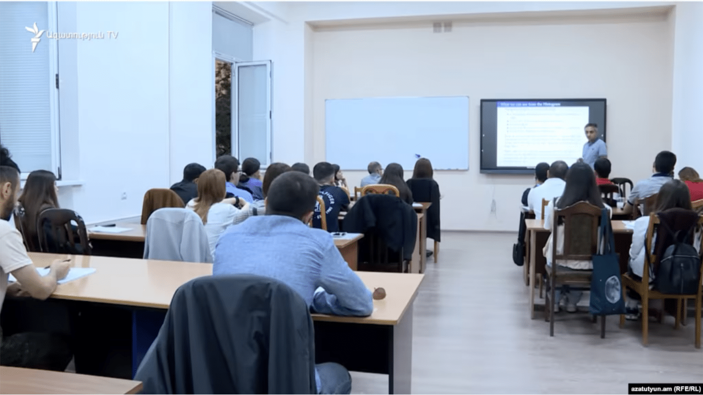 Les étudiants du Karabakh également touchés par les coupes budgétaires en Arménie
