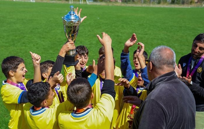 En Arménie, l&rsquo;équipe du lycée de Sardarapat d’Armavir remporte le tournoi Roman Berezovsky