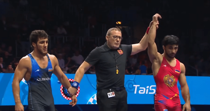 Arman Andreasyan (Arménie) s’impose 8-6 sur un Azerbaïdjanais et accède aux demi-finales des championnats du monde de lutte libre à Zagreb (Croatie)