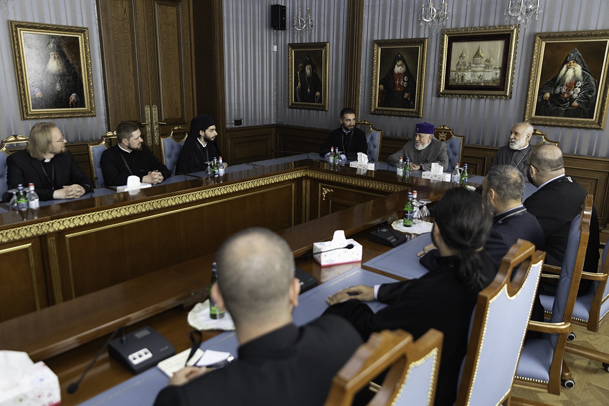 À Etchmiadzine, le Catholicos Karékine II reçoit les participants à la conférence du 1700e anniversaire du concile de Nicée