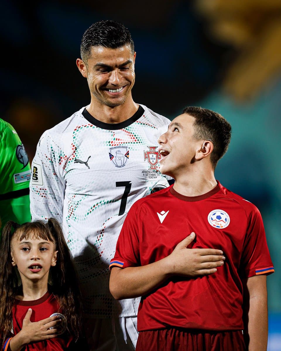 Je me suis fait un nouvel ami. Ronaldo a publié un article et une vidéo en compagnie d’un jeune Arménien avant le match Arménie-Portugal (0-5) pour ses 663 millions de suiveurs sur Instagram : Je me suis fait un nouvel ami