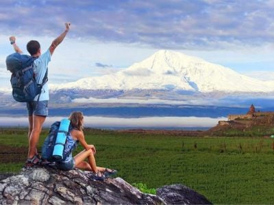 Chiffre record de 334 396 touristes qui sont arrivés en Arménie en août 2025, leur nombre est en hausse de 11 % par rapport à août 2024