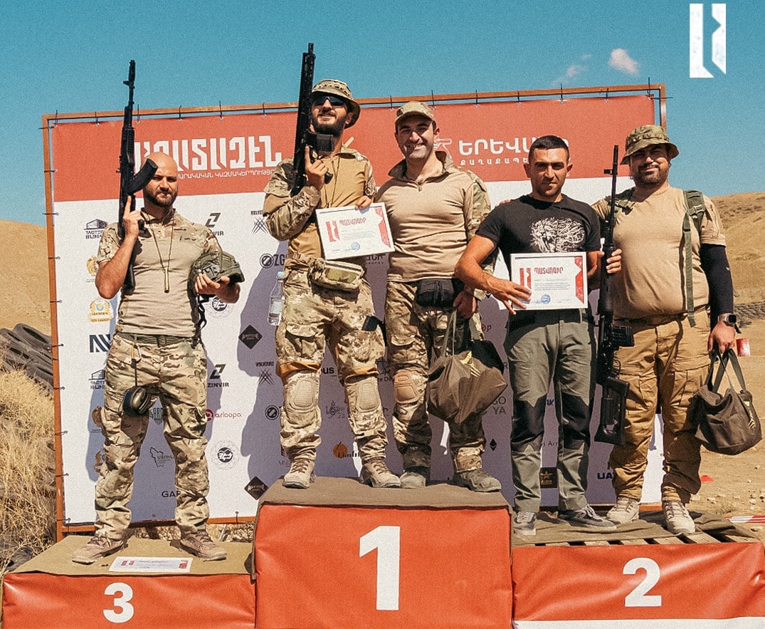 Les gagnants du concours pan-arménien de tir ont reçu des armes et un casque de fabrication arménienne