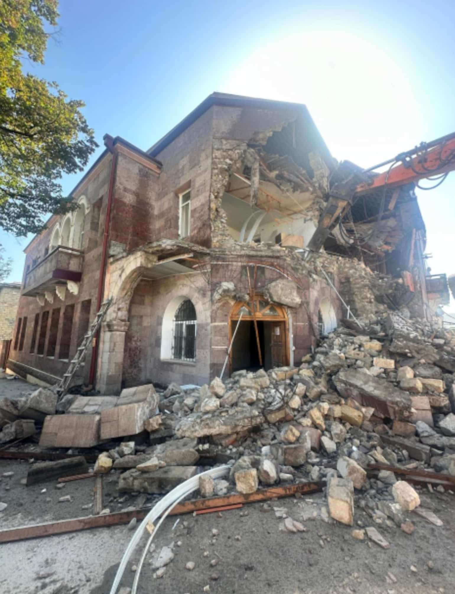 L’Azerbaïdjan procède à la démolition du bâtiment du ministère des Affaires étrangères de l&rsquo;Artsakh à Stepanakert