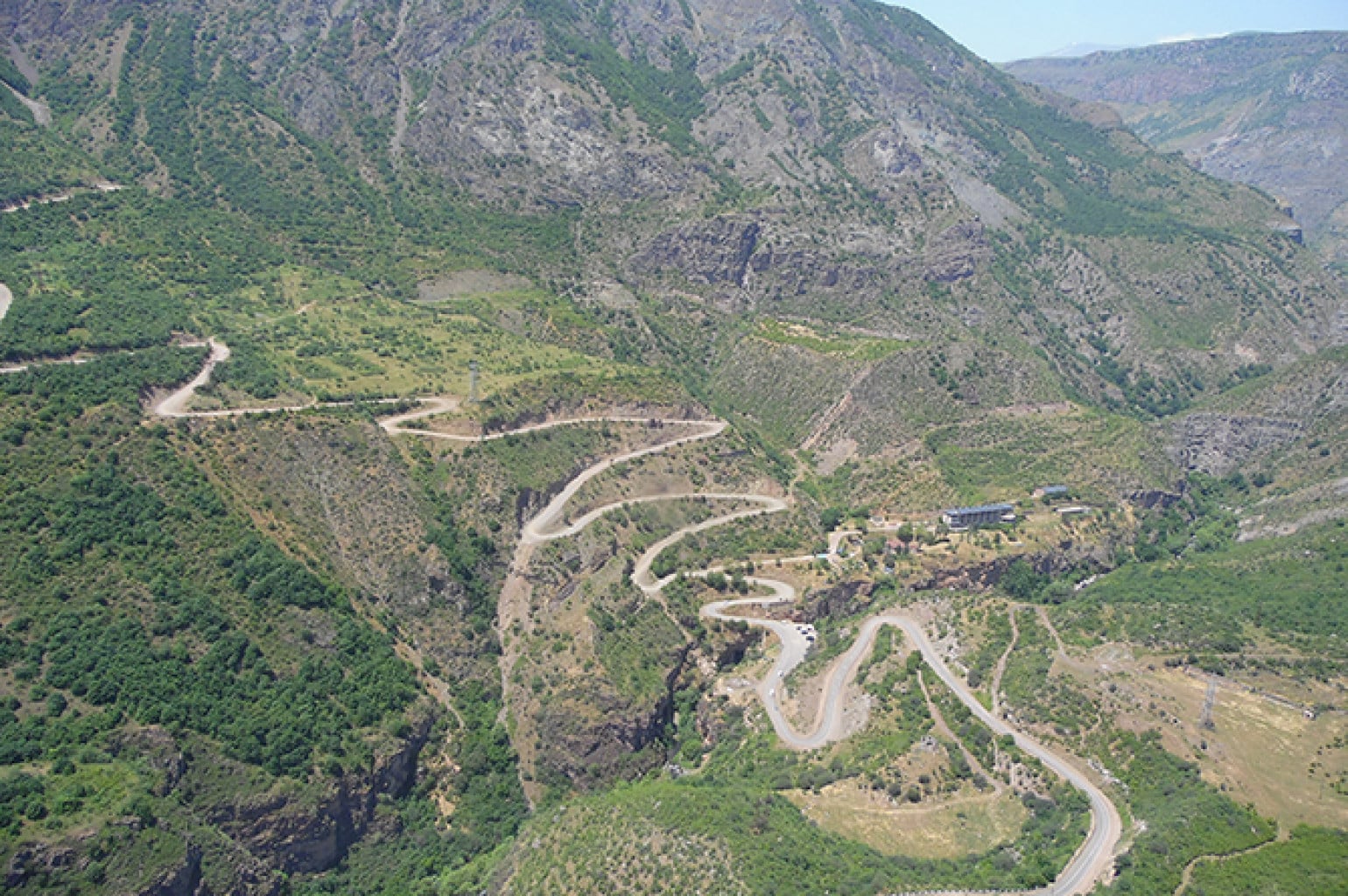 La grande majorité des citoyens d’Arménie évaluent négativement la construction de la route traversant la région du Syunik selon un sondage