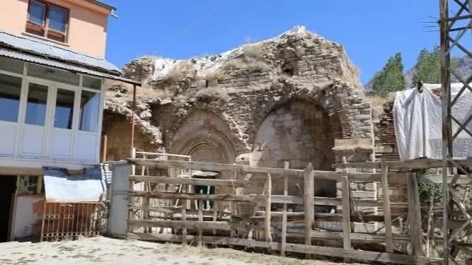 Les habitants du quartier du Haut Bakrachli de Van, exigent des autorités qu&rsquo;elles prennent des mesures concrètes pour sauver de l’effondrement le monastère arménien de Varagavank