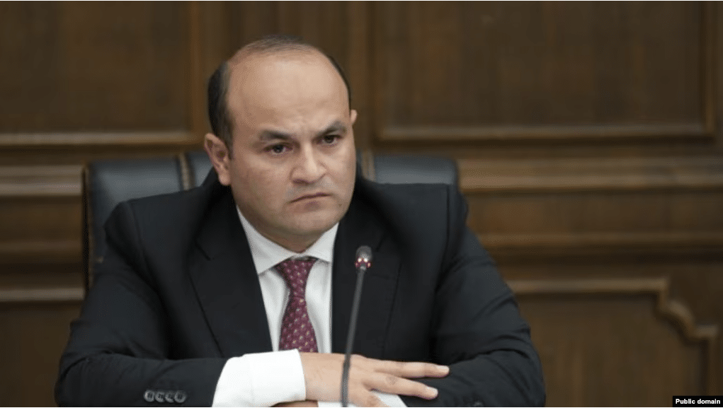 Le frère de Narek Mkrtchian, nouvel ambassadeur d&rsquo;Arménie aux États-Unis, a été arrêté pour possession illégale d&rsquo;armes et trafic de drogue.