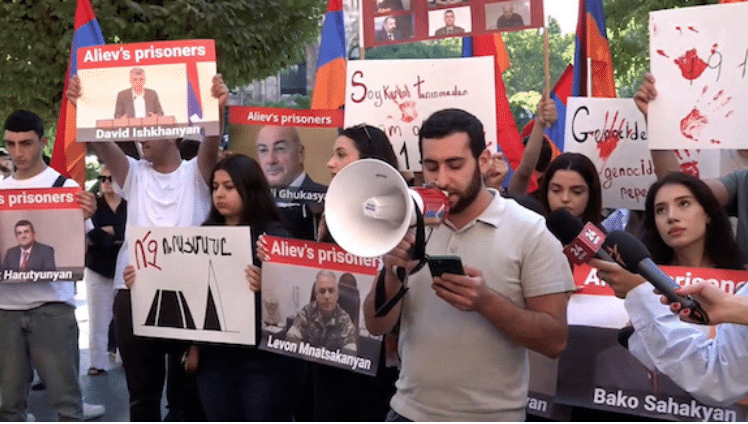 Les jeunes de la FRA protestent contre la visite de l&rsquo;envoyé turc à Erevan