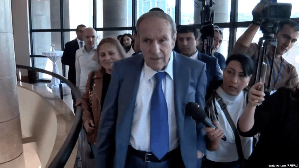 Pashinian à nouveau mis au défi de divulguer ses plans de paix pour le Karabakh