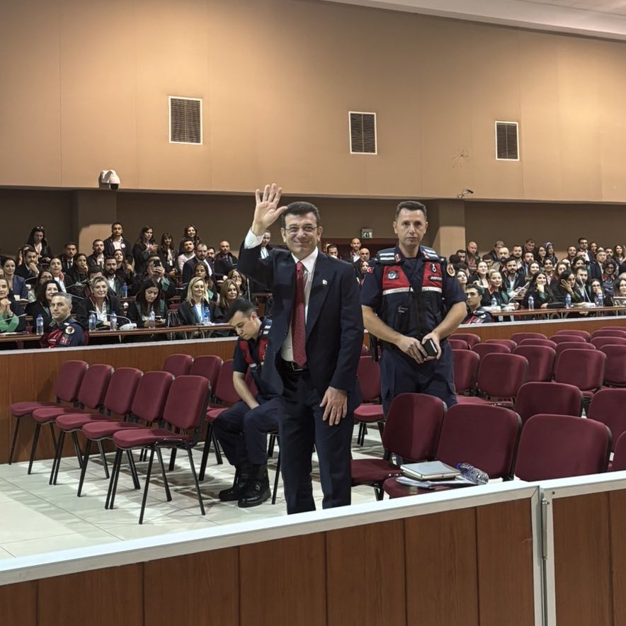 Le maire emprisonné d&rsquo;Istanbul comparaît pour « faux diplôme »