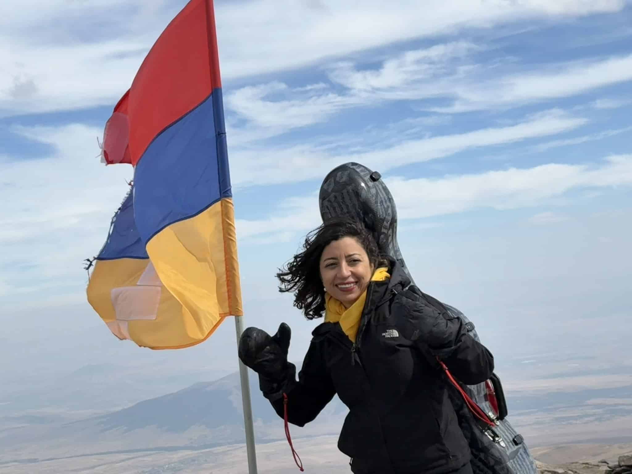 Astrig Siranossian : Très émue d’avoir atteint le sommet de la plus haute montagne d’Arménie, l’« Aragadz
