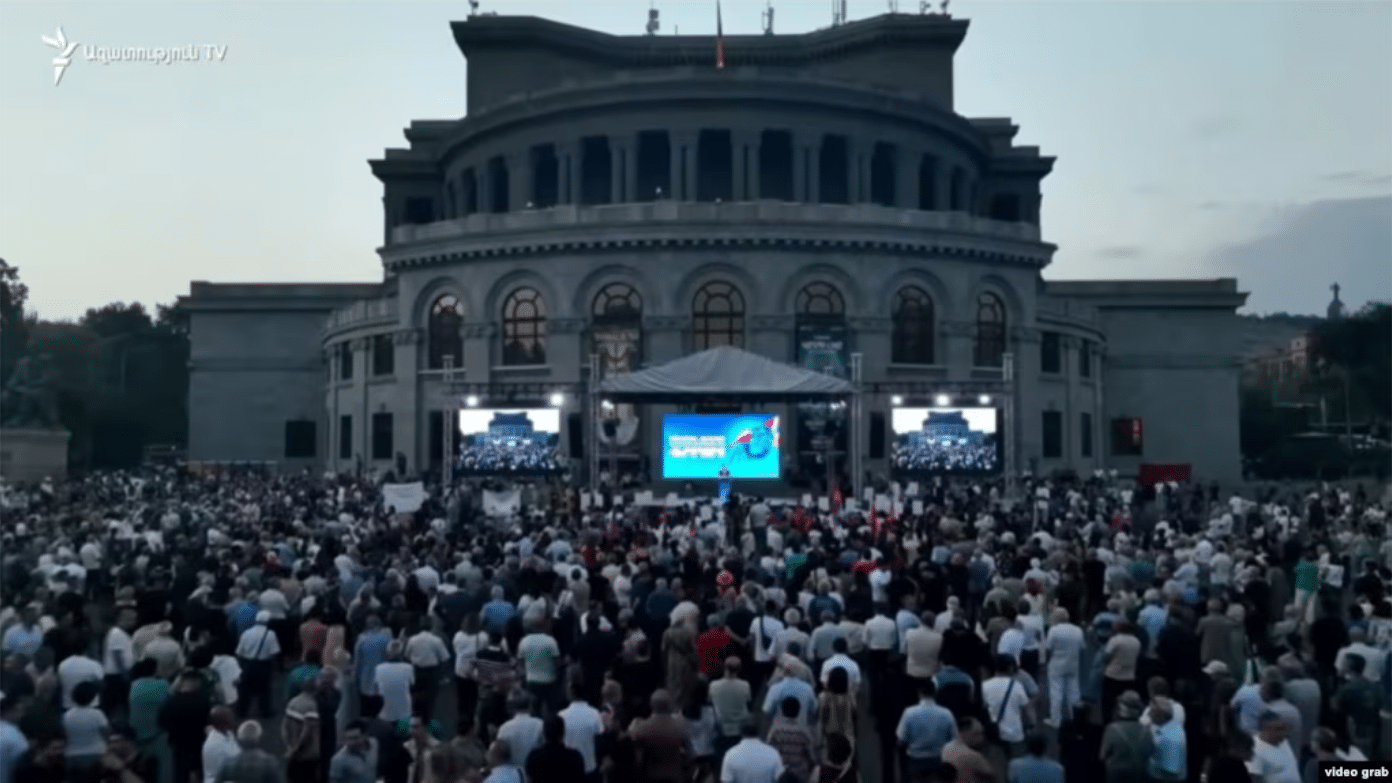 Des milliers de personnes manifestent pour le Karabakh à Erevan