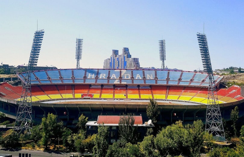 Un citoyen arménien a grimpé sur l&rsquo;un des projecteurs du stade « Hrazdan » de Yerevan et menace de se suicider