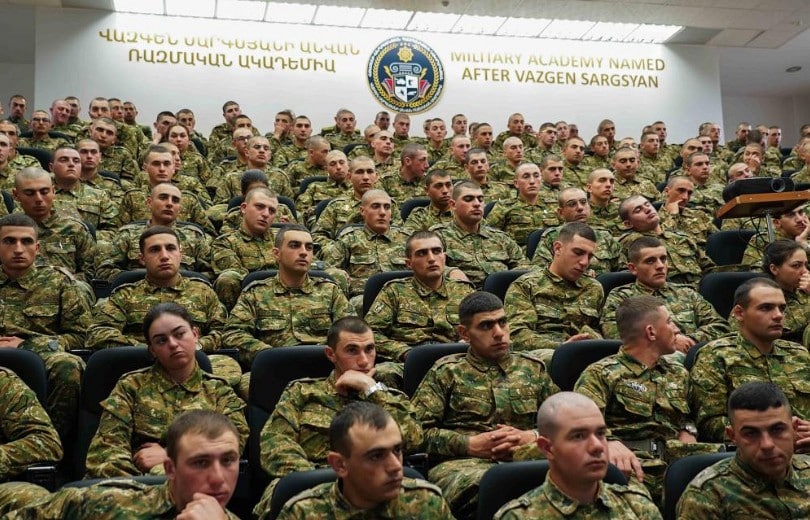 Au lieu de 5 300 à 13 000 drams en 2018, un cadet de l&rsquo;académie militaire d’Arménie peut désormais bénéficier d&rsquo;une bourse pouvant atteindre 175 000 drams