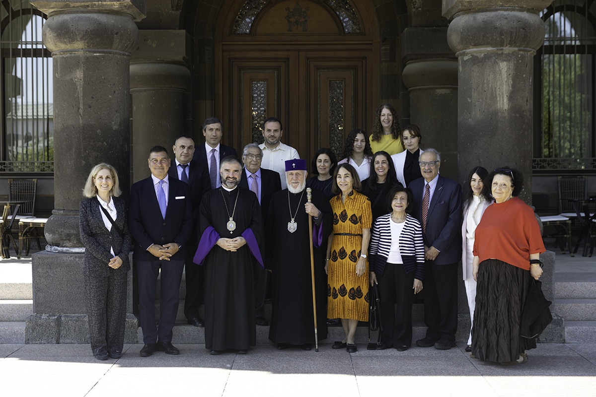 Le Catholicos Karékine II reçoit une délégation du Fonds Arménien de Secours (FAR)