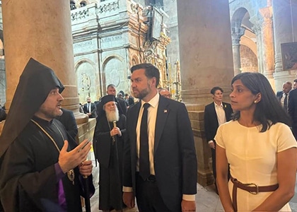 Le vice-président américain J.D. Vance visite la section arménienne de la cathédrale de la Sainte-Résurrection de Jérusalem