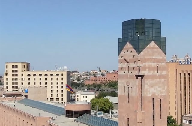 Par décision du Conseil municipal de Yerevan, Avetik Isahakyan, Taron Muradyan et Mark Grigoryan ont reçu le titre de citoyen d&rsquo;honneur