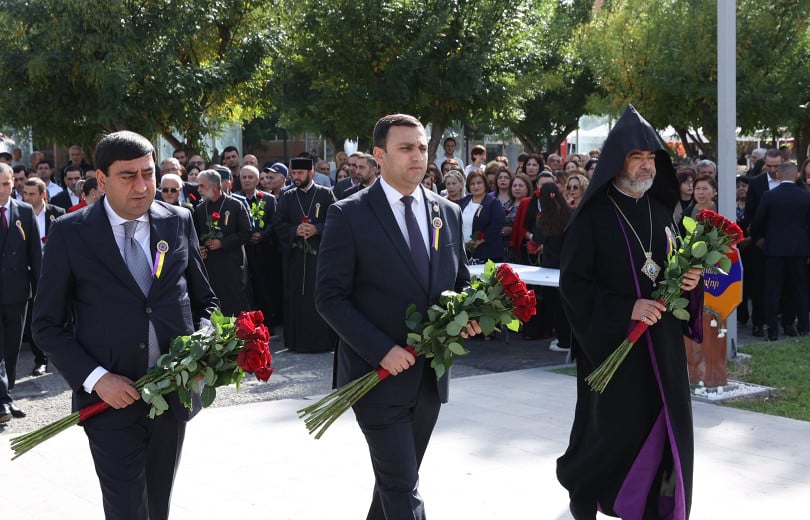 Les manifestations marquant le 2710e anniversaire d&rsquo;Etchmiadzine ont débuté par une cérémonie de dépôt de fleurs au Parc des Héros