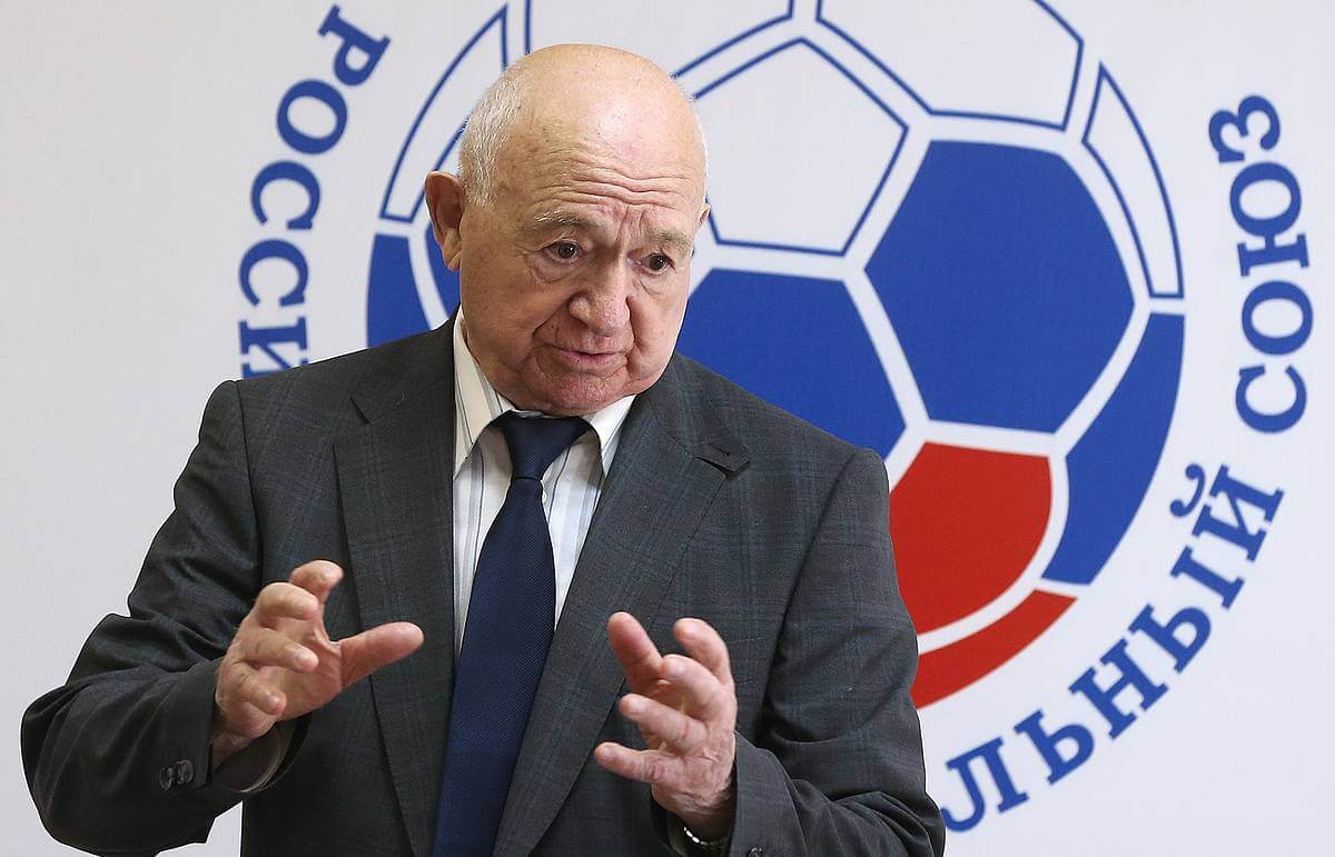 Poutine décerne à Nikita Simonyan (98 ans) la légende du football soviétique et entraîneur d’Ararat Yerevan 1973, le titre de « Héros du Travail »