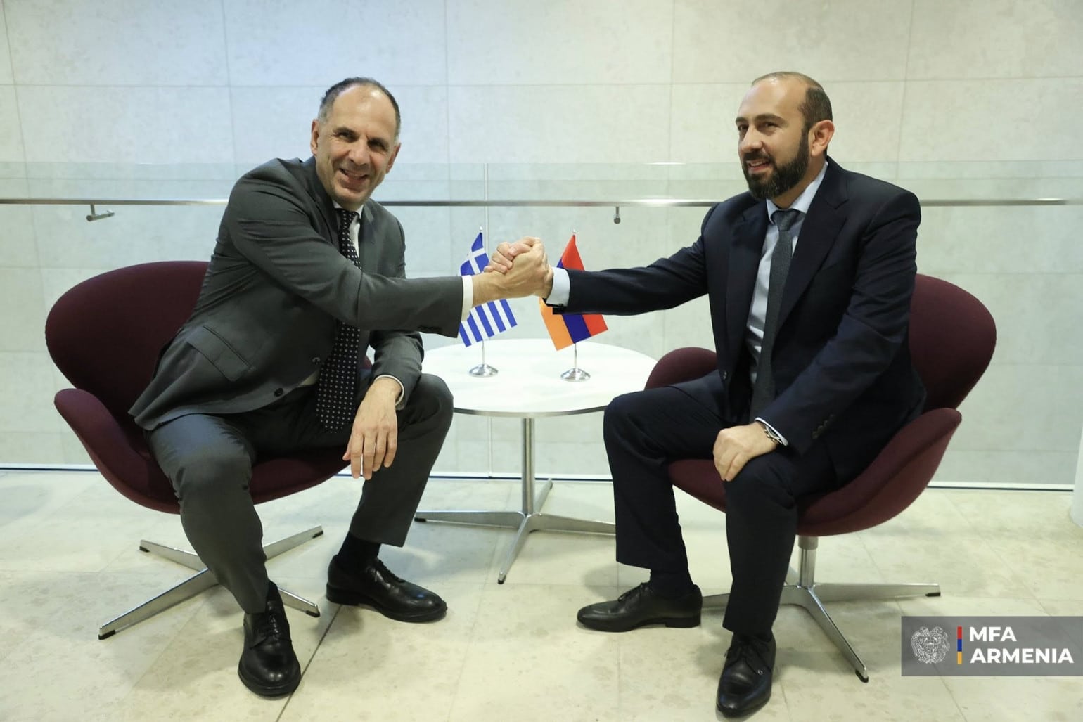 Les ministres arménien et grec des Affaires étrangères discutent de la mise en œuvre de la « Voie Trump » en Arménie
