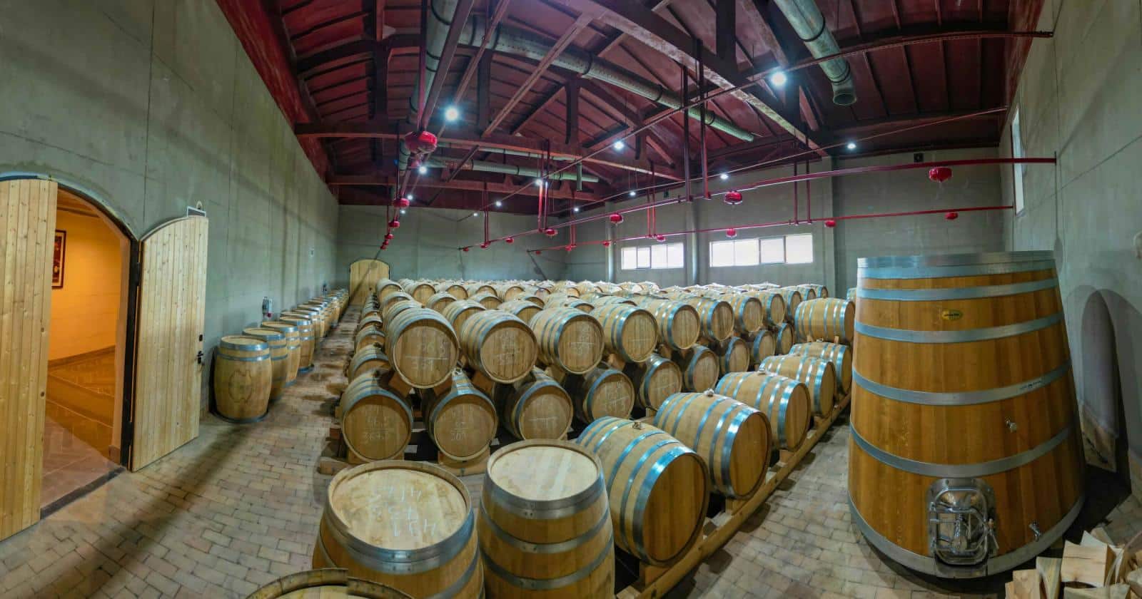 La production de nouvelles boissons arméniennes haut de gamme, le calvados arménien « Sharlie » a débuté en Arménie