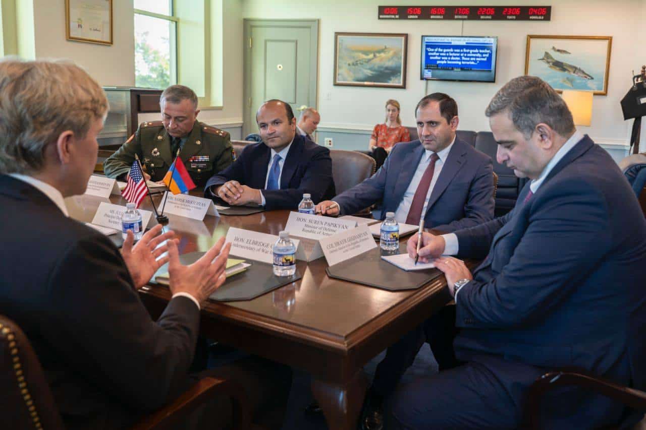 Le ministre arménien de la Défense Suren Papikyan a rencontré Elbridge Colby au Pentagone et abordé les questions relatives à la coopération arméno-américaine
