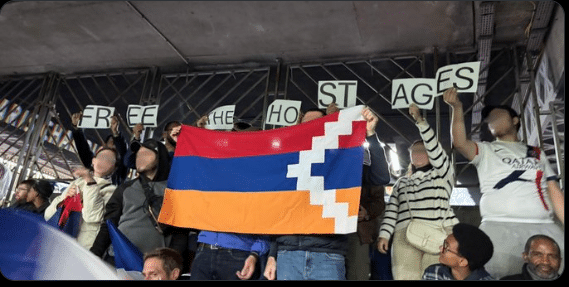 Liana Margaryan : Pendant le match France-Azerbaïdjan, des jeunes Arméniens à Paris se sont levés avec le message « Libérez les otages arméniens »