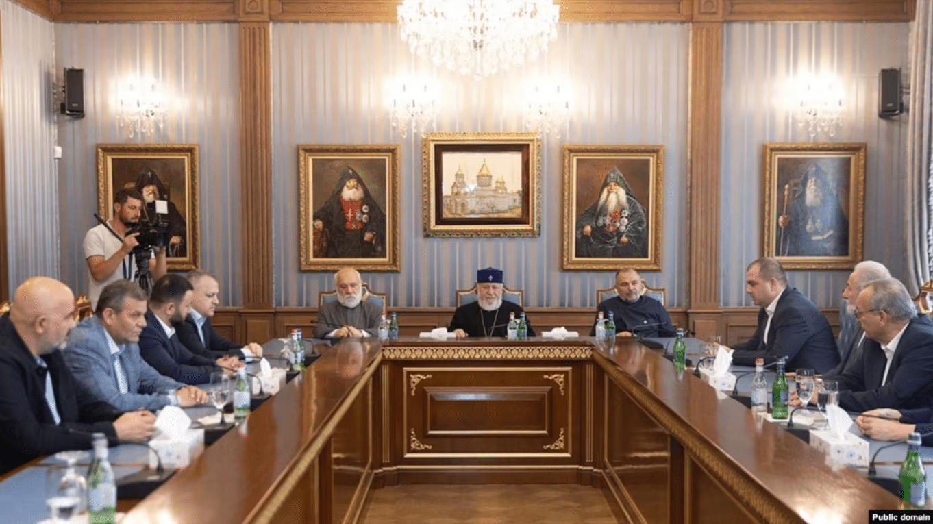 Le chef de l&rsquo;Église arménienne rencontre les dirigeants du Karabakh