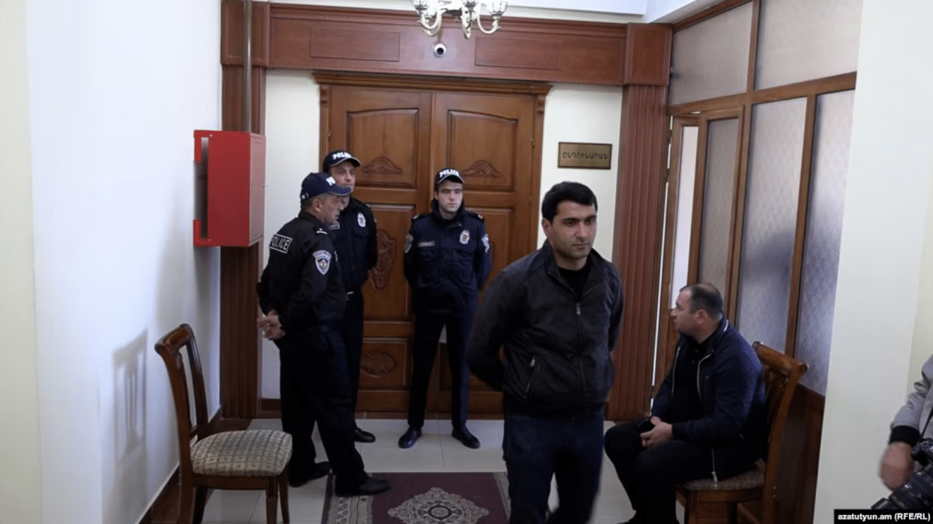 Des dizaines de personnes poursuivies pour avoir protesté contre l&rsquo;arrestation du maire de Gumri