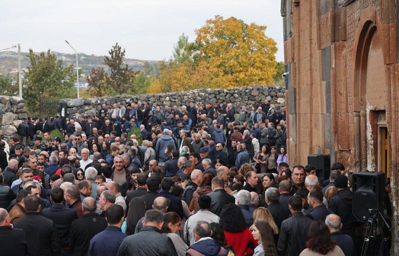 Le Premier ministre Nikol Pachinian est arrivé à Hovhannavank par la sonnerie des cloches et reparti sous les applaudissements à l’issue de messe