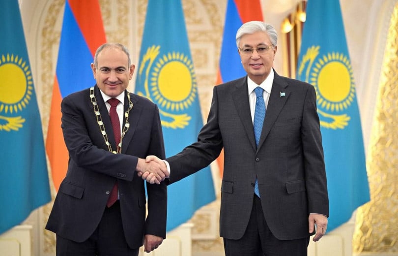 Le président du Kazakhstan Kassym-Jomart Tokaïev décerne à Nikol Pachinian la plus haute distinction d&rsquo;État, l&rsquo;« Aigle d&rsquo;or » avec la signature d&rsquo;un document historique